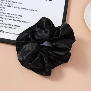 Satiininen hiusdonitsi / scrunchie musta